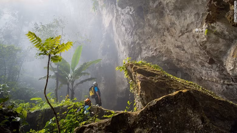 kham pha son doong voi phong vien kenh truyen hinh my cnn