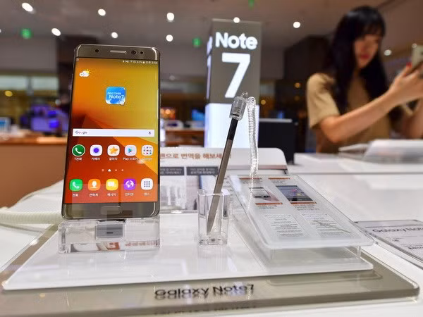 cuc hang khong yeu cau khong mang galaxy note 7 len may bay