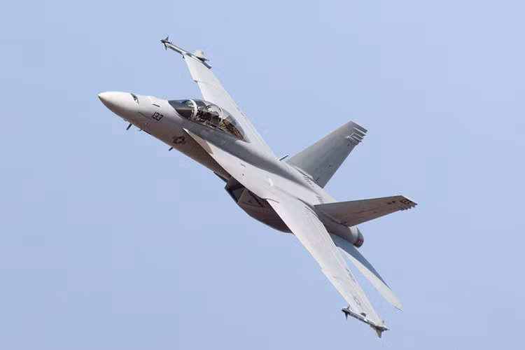 Mỹ ra mắt “siêu ong bắp cày” đủ sức đối đầu với Su-57 Nga?