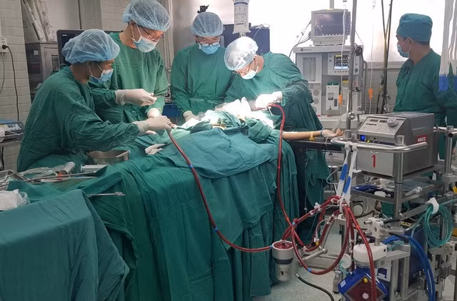 2 người Việt đăng ký hiến phổi cho nam phi công người Anh