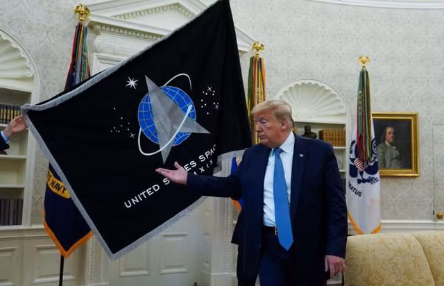 Ông Trump “khoe” Mỹ chế tạo tên lửa “siêu việt”, nhanh gấp 17 lần hiện tại