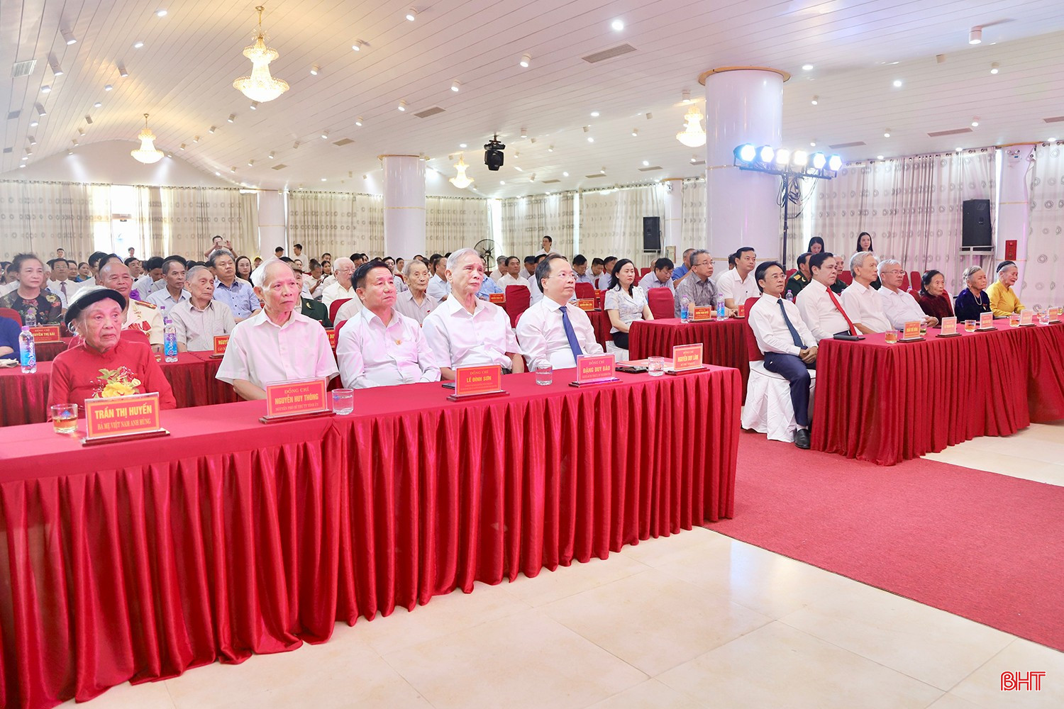 Đại biểu tham dự buổi gặp mặt.