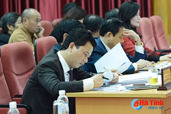 ubnd tinh tra loi nhieu van de thiet yeu cu tri nhan dan quan tam