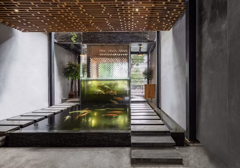 quan ca phe ca koi doc dao o ha noi len bao my