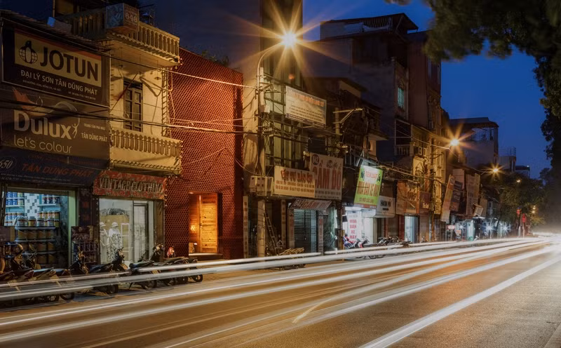quan ca phe ca koi doc dao o ha noi len bao my