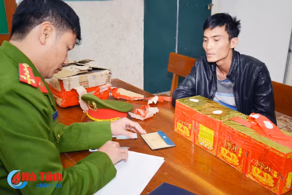 bat doi tuong van chuyen phao tren xe khach