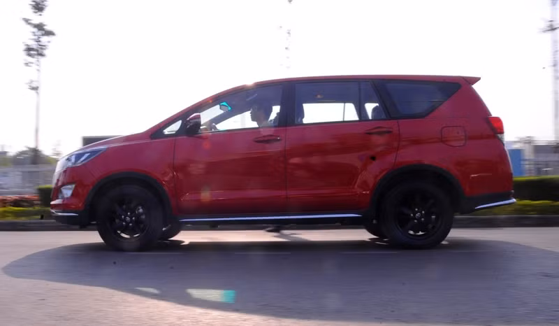 toyota innova venturer gia 855 trieu tai viet nam