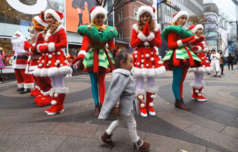 ve dep de thuong nong bong va ca tinh cua cac ba gia noel khap the gioi