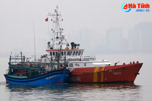 cuu thanh cong 7 thuyen vien gap nan tren vung bien ha tinh