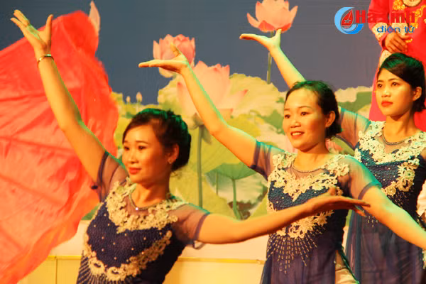 dac sac chuong trinh nghe thuat vang mai khuc quan hanh