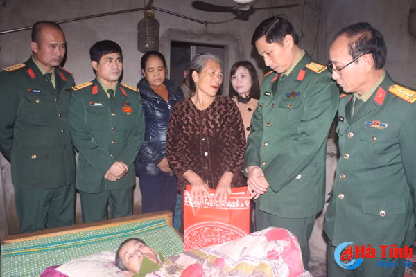 bo chqs ha tinh tang hon 30 suat qua cho cac gia dinh chinh sach