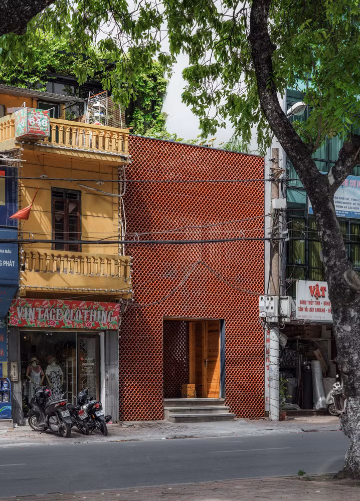 quan ca phe ca koi doc dao o ha noi len bao my