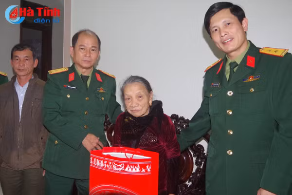 bo chqs ha tinh tang hon 30 suat qua cho cac gia dinh chinh sach