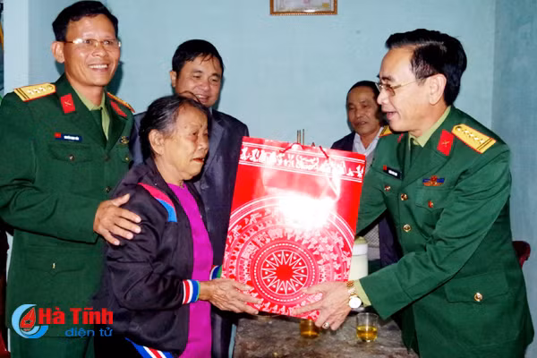 bo chqs ha tinh tang hon 30 suat qua cho cac gia dinh chinh sach