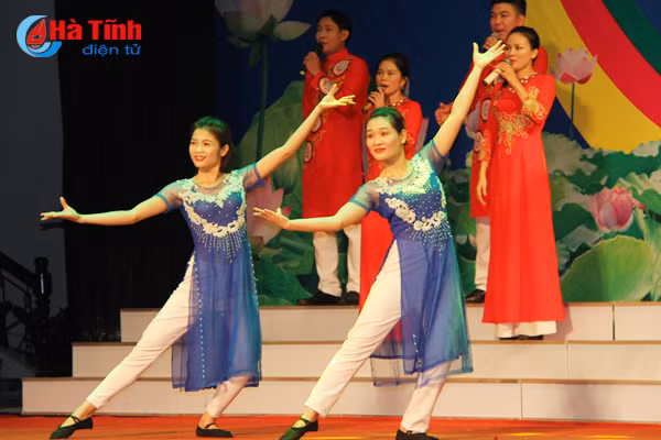 dac sac chuong trinh nghe thuat vang mai khuc quan hanh