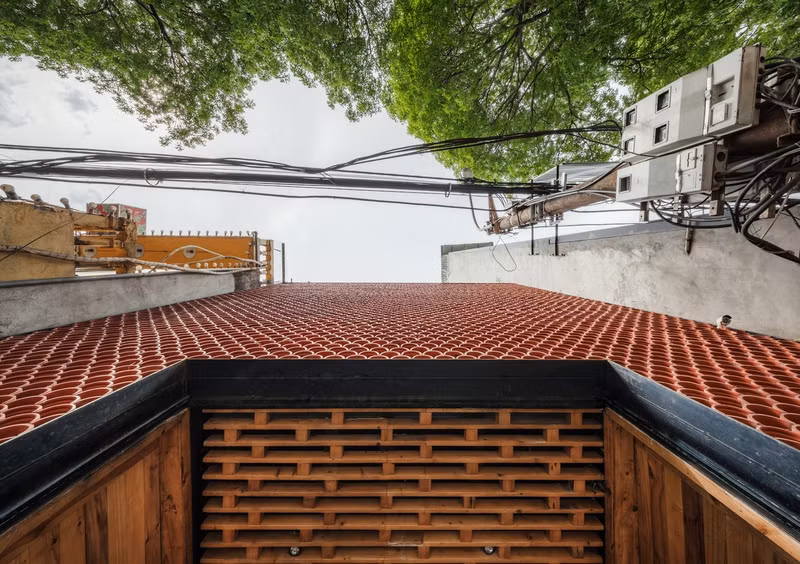 quan ca phe ca koi doc dao o ha noi len bao my