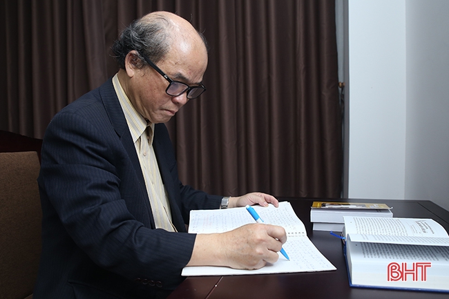Tuổi 75, vẫn “cháy hết mình”, truyền cảm hứng cho sự nghiệp trồng người