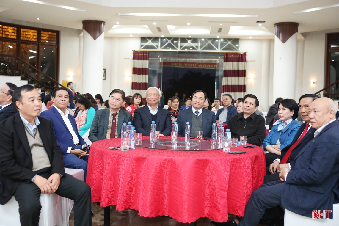 Lãnh đạo tỉnh gặp mặt CLB Thầy thuốc Hà Tĩnh tại Hà Nội
