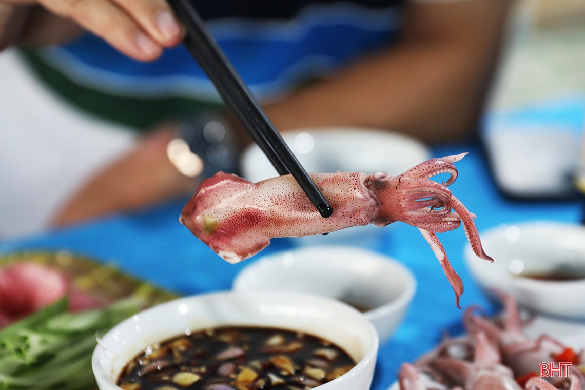 Mực nhảy Vũng Áng hấp dẫn du khách