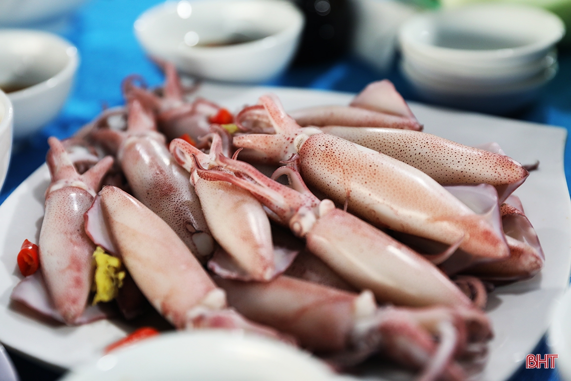 Mực nhảy Vũng Áng hấp dẫn du khách