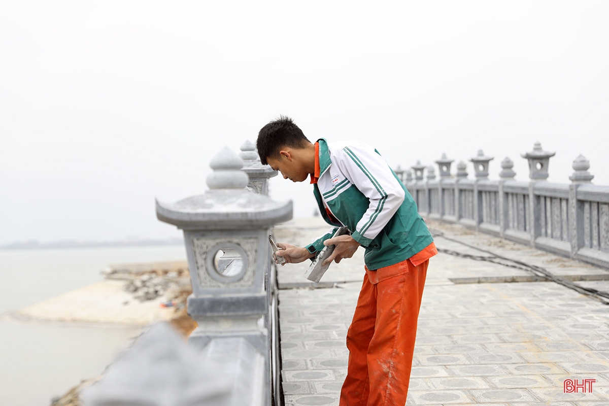 Chiêm ngưỡng công trình cầu và bến thả hoa đăng tại đền Bà Hải sắp sửa hoàn thành