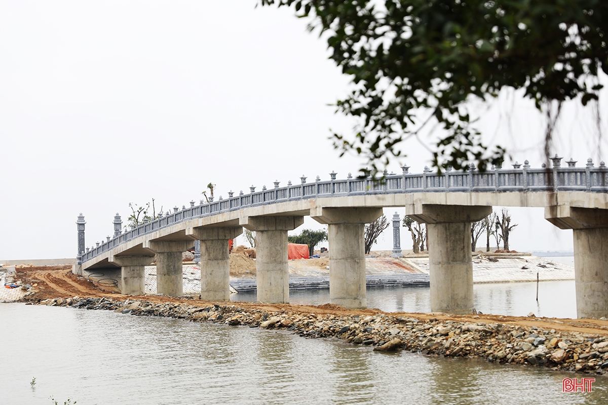 Chiêm ngưỡng công trình cầu và bến thả hoa đăng tại đền Bà Hải sắp sửa hoàn thành