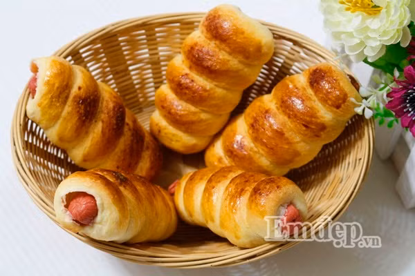 cuoi tuan lam banh mi xuc xich nuong mem ngon