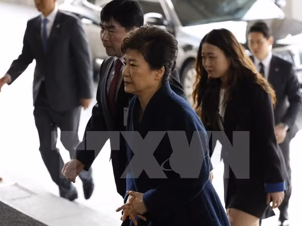 ba park geun hye hop tac voi cong to vien trong tien trinh tham van