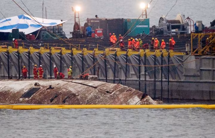 can canh qua trinh vot pha sewol nang gan 7000 tan len mat nuoc