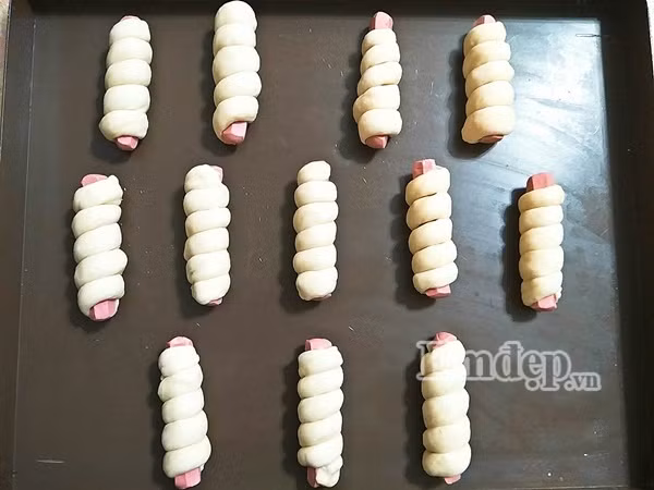 cuoi tuan lam banh mi xuc xich nuong mem ngon