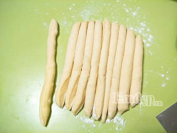cuoi tuan lam banh mi xuc xich nuong mem ngon