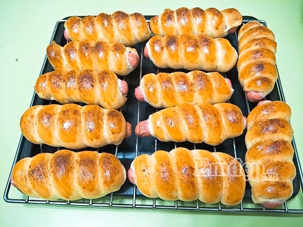 cuoi tuan lam banh mi xuc xich nuong mem ngon