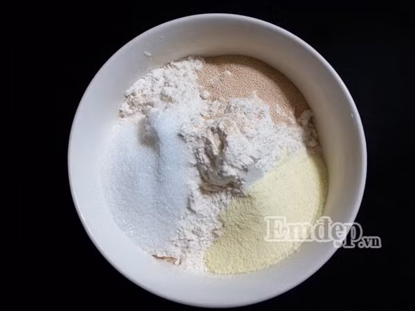 cuoi tuan lam banh mi xuc xich nuong mem ngon