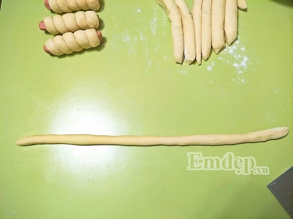 cuoi tuan lam banh mi xuc xich nuong mem ngon