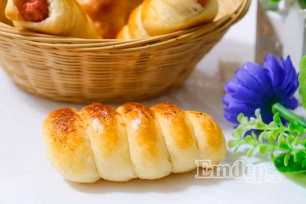 cuoi tuan lam banh mi xuc xich nuong mem ngon