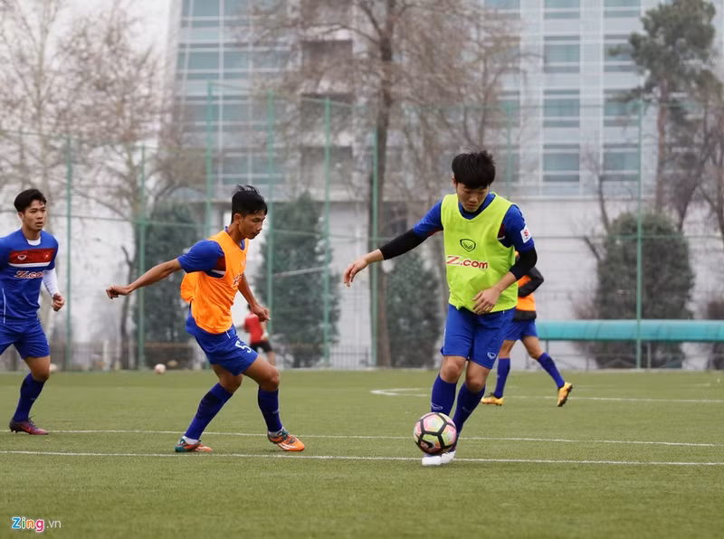 tuyen viet nam sang khoai trong buoi tap dau o tajikistan