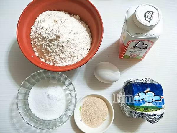 cuoi tuan lam banh mi xuc xich nuong mem ngon