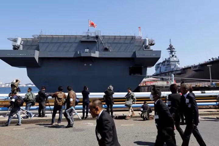 can canh tau san bay truc thang kaga ma nhat vua dua vao hoat dong