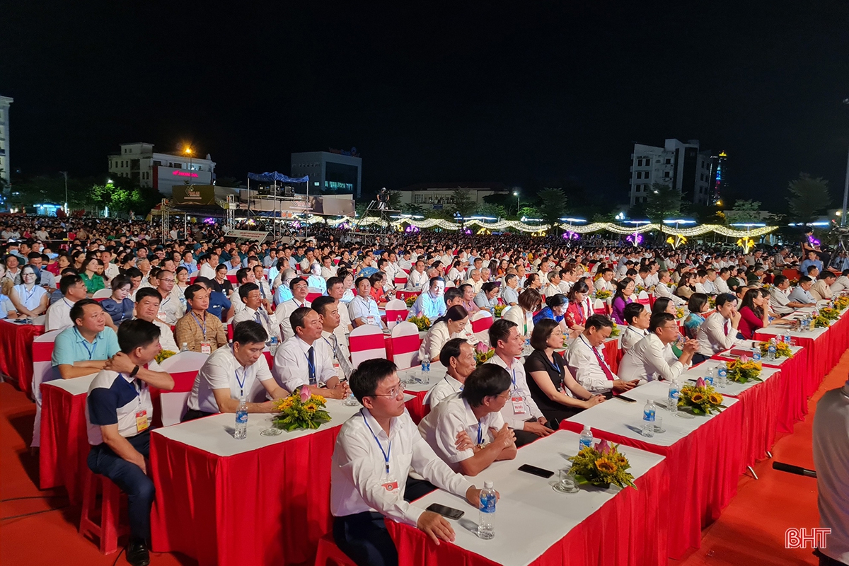 Long trọng kỷ niệm 65 năm Ngày Bác Hồ về thăm Hà Tĩnh và 15 năm thành lập TP Hà Tĩnh