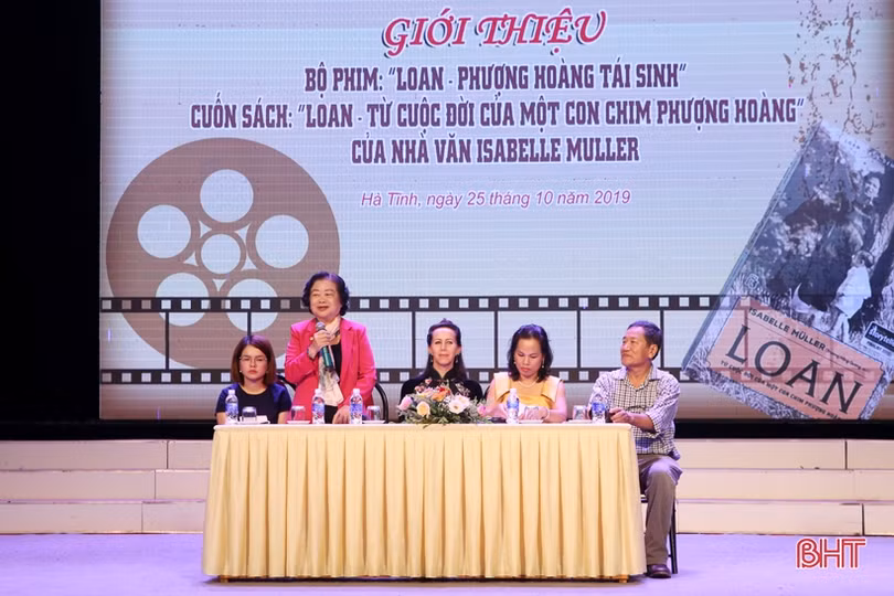 Lãnh đạo tỉnh tặng hoa chúc mừng nhà văn Đức gốc Hà Tĩnh Isabelle Muler