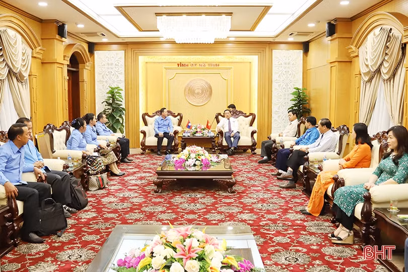 Tổ chức công đoàn góp phần thắt chặt quan hệ hợp tác, phát triển Hà Tĩnh - Bôlykhămxay