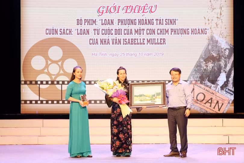 Lãnh đạo tỉnh tặng hoa chúc mừng nhà văn Đức gốc Hà Tĩnh Isabelle Muler
