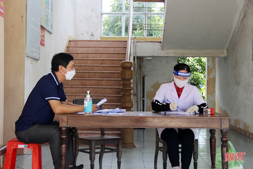 Theo chân tổ truy vết, lấy mẫu test nhanh COVID-19 trong vùng phong tỏa ở TX Kỳ Anh
