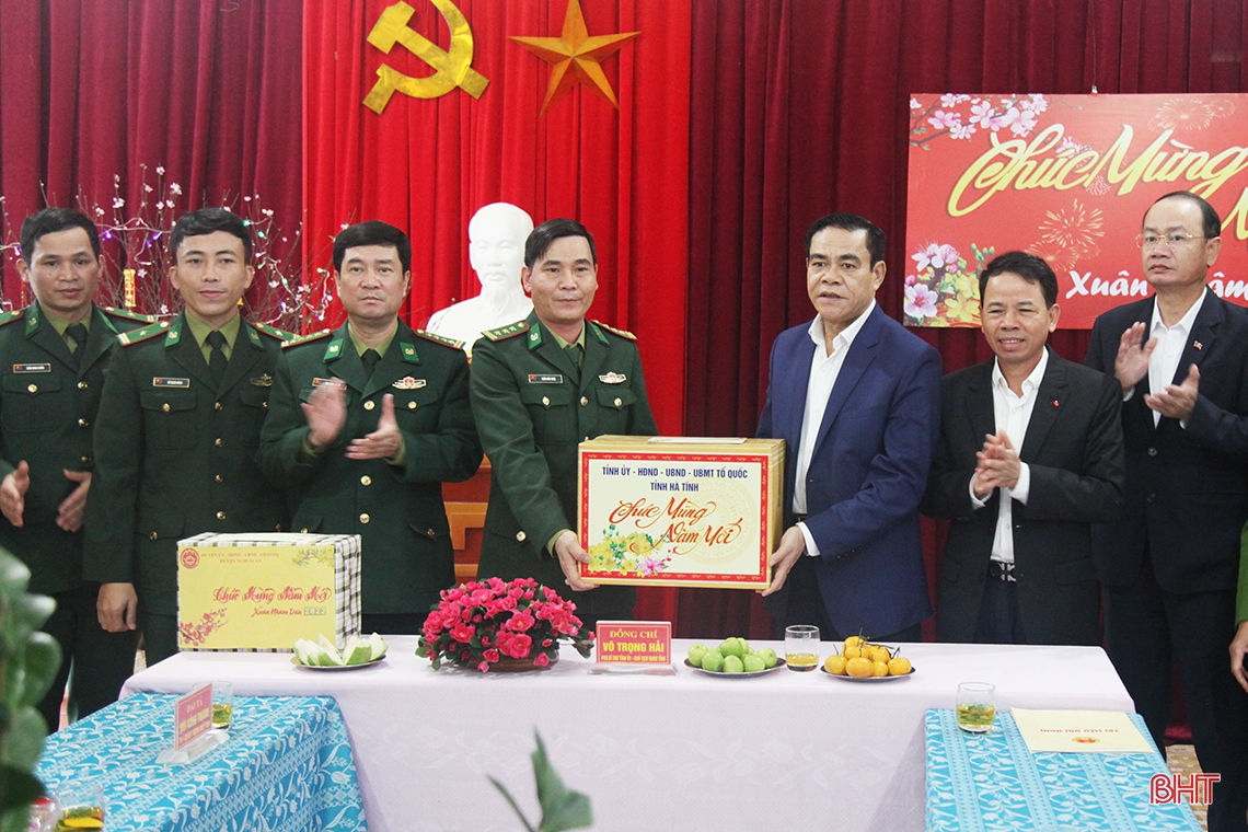 Chủ tịch UBND tỉnh kiểm tra công tác sẵn sàng chiến đấu và chúc tết LLVT ở Nghi Xuân, Lộc Hà