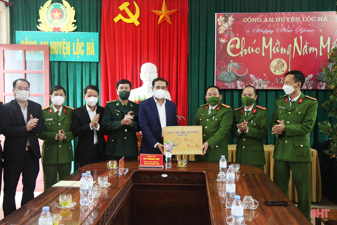 Chủ tịch UBND tỉnh kiểm tra công tác sẵn sàng chiến đấu và chúc tết LLVT ở Nghi Xuân, Lộc Hà