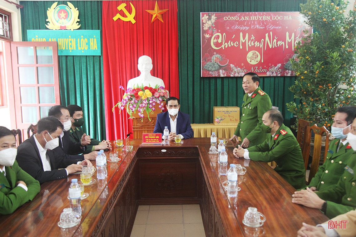 Chủ tịch UBND tỉnh kiểm tra công tác sẵn sàng chiến đấu và chúc tết LLVT ở Nghi Xuân, Lộc Hà