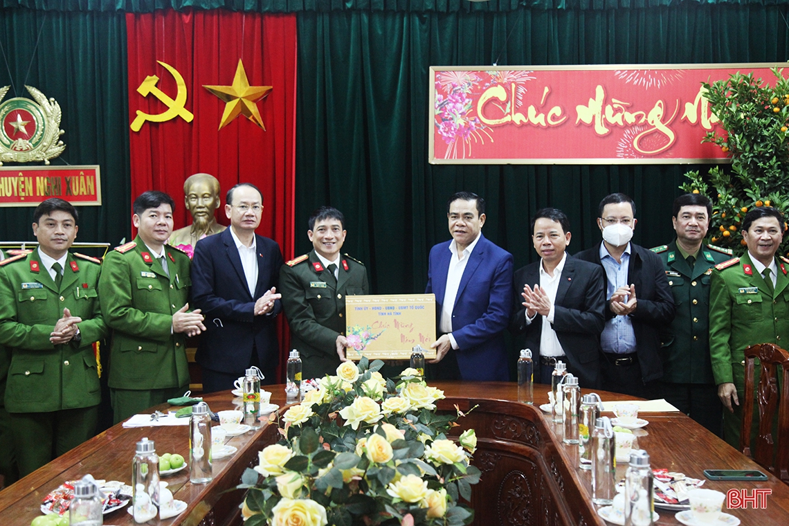 Chủ tịch UBND tỉnh kiểm tra công tác sẵn sàng chiến đấu và chúc tết LLVT ở Nghi Xuân, Lộc Hà