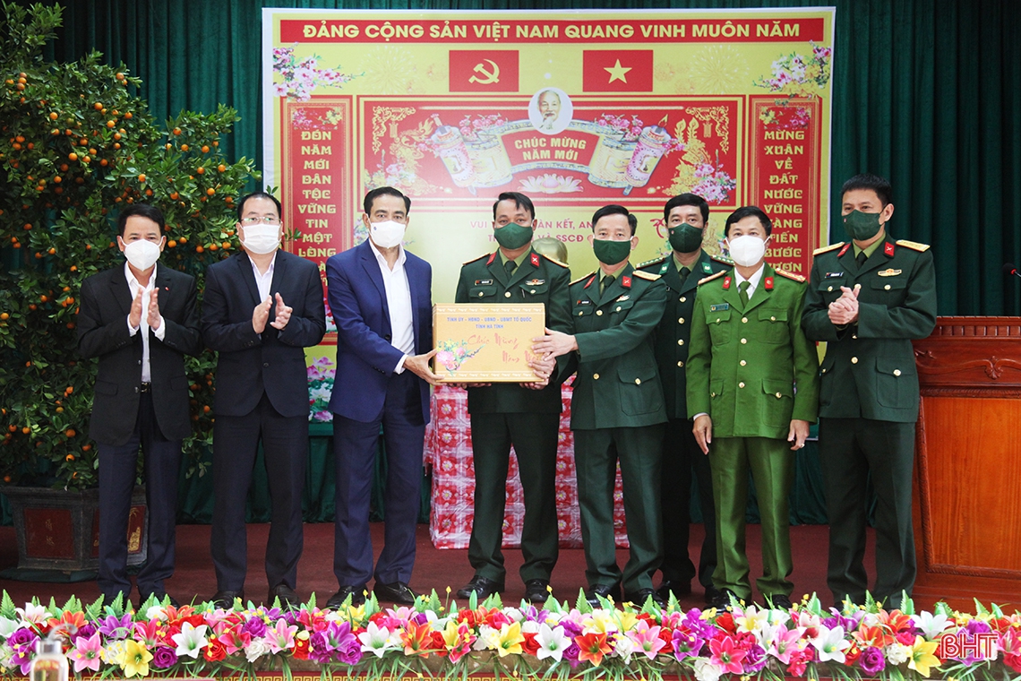 Chủ tịch UBND tỉnh kiểm tra công tác sẵn sàng chiến đấu và chúc tết LLVT ở Nghi Xuân, Lộc Hà