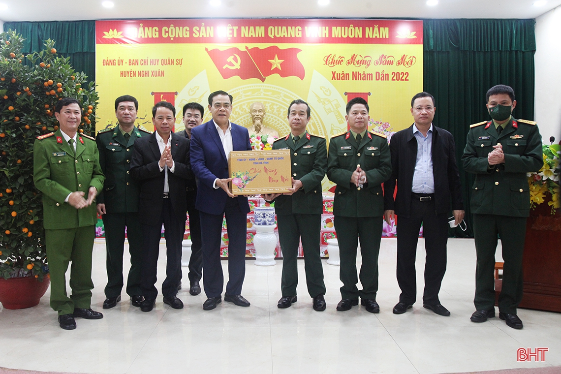 Chủ tịch UBND tỉnh kiểm tra công tác sẵn sàng chiến đấu và chúc tết LLVT ở Nghi Xuân, Lộc Hà