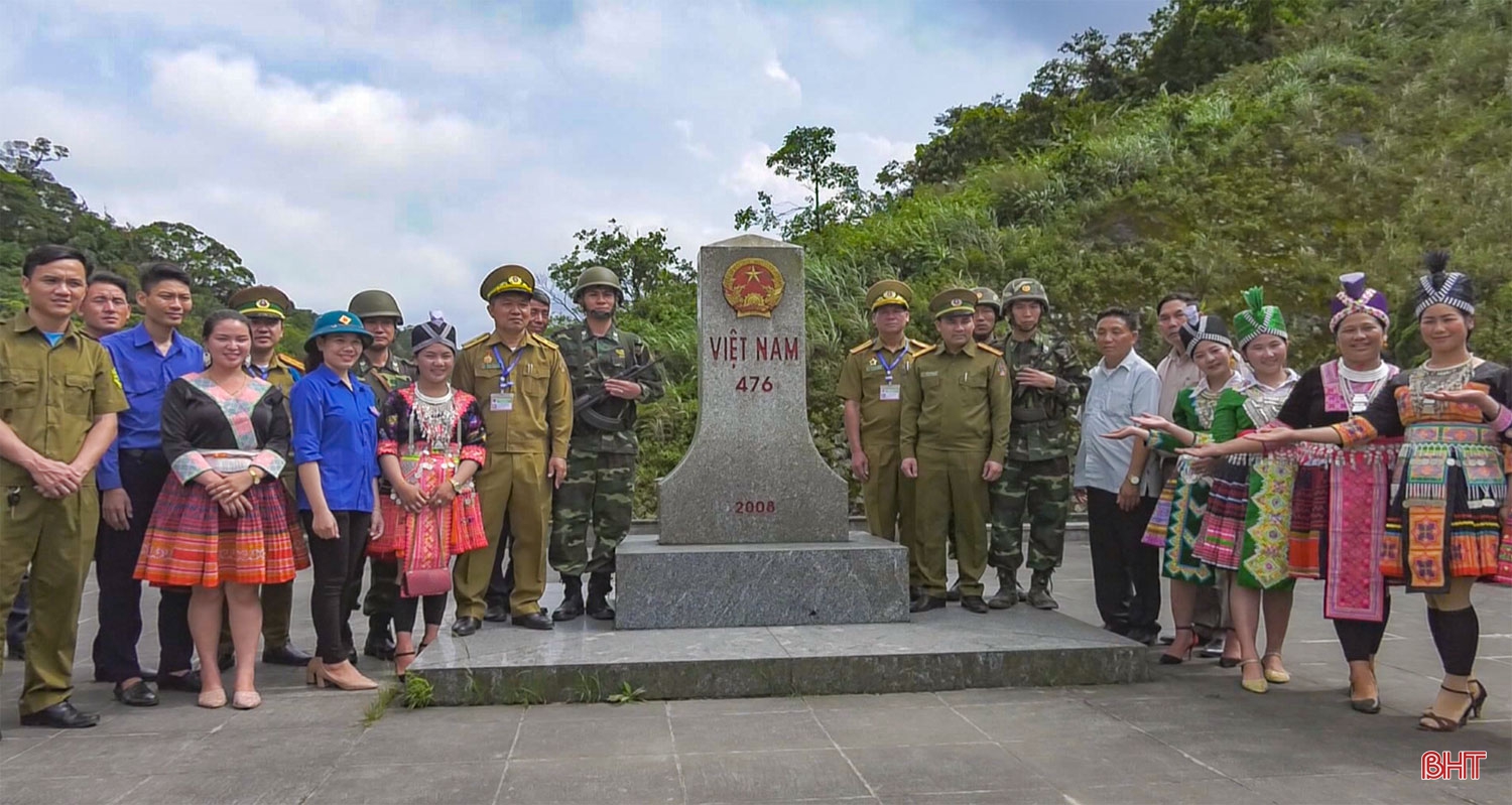 Những người con của đất nước Triệu Voi mang dòng máu Việt (bài 2): Thắt chặt tình đoàn kết nơi biên viễn